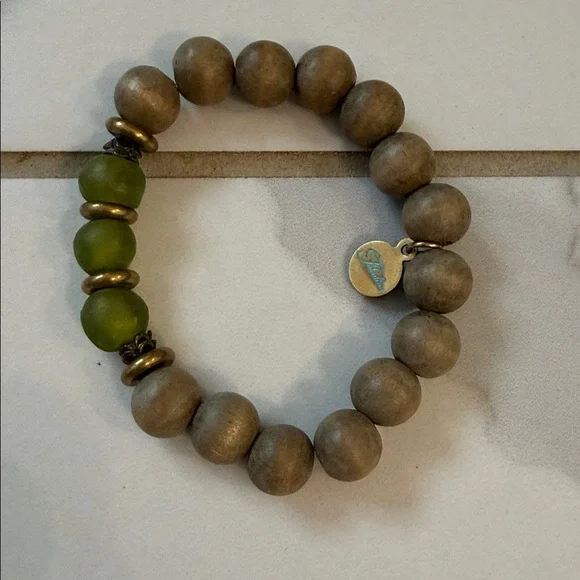 Elegant bright Green and olive green Beaded Bracelet - Picture 1 of 5